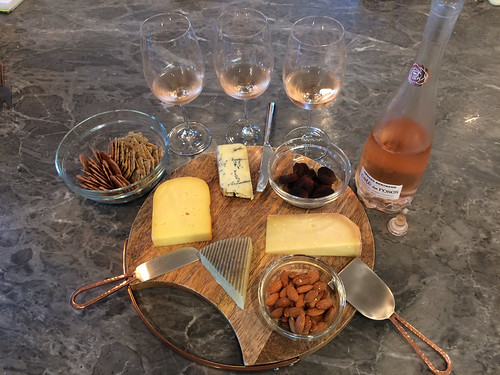 Cote des roses rosé with Mahon, Bay Blue, Kaasaggio and Manchego