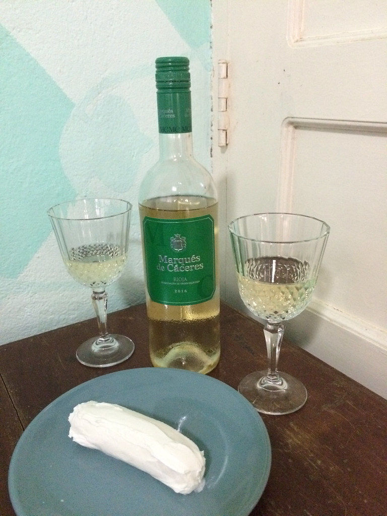 Marqués de Cáceres White Rioja and Goat Cheese Log