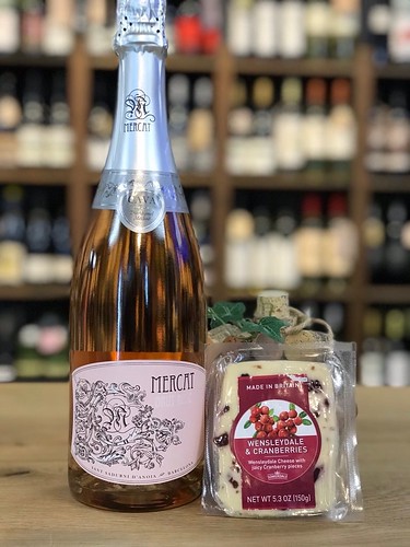 Mercat Brut Rosé & Wensleydale and Cranberries