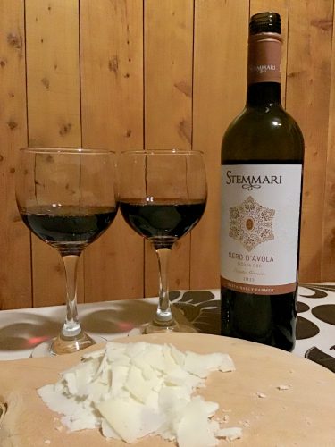 Stemmari Nero d'Avola wine and Quesos QM Maduro Caprino cheese